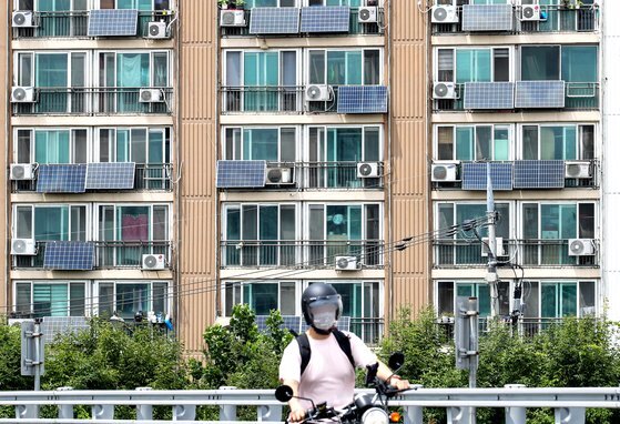 지난 8월 4일 서울 양천구의 한 아파트에 자가용 태양광 패널이 설치되어 있다. [뉴시스]