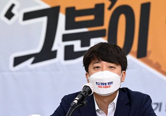 이준석 국민의힘 대표가 14일 오전 경기도 수원 장안구 국민의힘 경기도당에서 열린 최고위원회의에서 모두발언을 하고 있다. 국회사진기자단