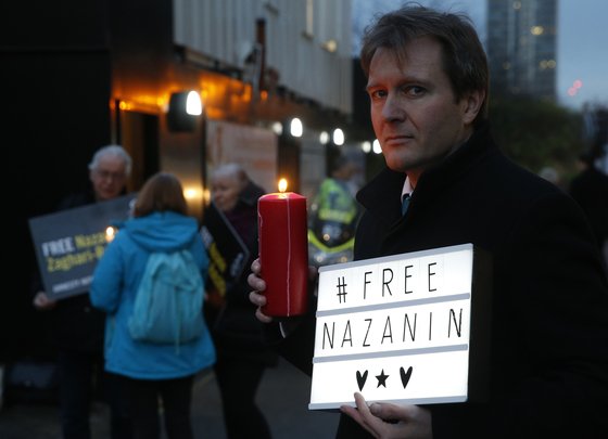 2017년 1월 영국 주재 이란 대사관 앞에서 아내의 석방을 촉구하는 남편 리처드 랫클리프. AP=연합뉴스