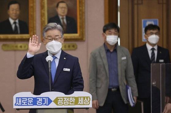 (수원=뉴스1) 경기사진공동취재단 = 더불어민주당 대선 후보인 이재명 경기도지사가 18일 오전 경기도청 대회의실에서 열린 2021년 국회 행정안전위원회의 경기도에 대한 국정감사에서 선서하고 있다. 2021.10.18/뉴스1