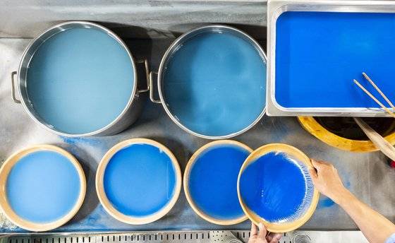 석청 가루 푼 물(오른쪽 위 대야)을 아래쪽 네 접시에 차례로 옮겨담아가며 접시에 남는 돌가루를 모으면 한 가지 색이 된다. 가장 처음 물을 따르는 오른쪽 접시에는 가장 빨리 가라앉는 무거운 입자들, 왼쪽으로 갈수록 천천히 가라앉는 다소 가벼운 입자들이 모인다. 굵은 입자가 색도 진한 탓에, 사진상으로 오른쪽에서 왼쪽으로 갈수록 옅은 푸른색을 띤다. 권혁재 기자