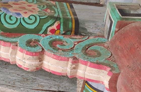 창경궁 회랑 단청. 합성안료로 보수작업을 한 단청의 안료가 딱지처럼 떨어지는 모습. 김정연 기자