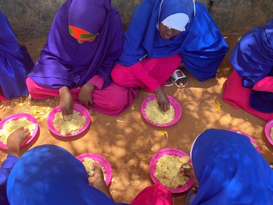 케냐 난민촌에서 한국산 쌀로 지은 밥을 먹고 있는 여학생들. 한국은 기아문제 해결을 위해 지난해 한국쌀 1만t을 케냐에 지원했다. [세계식량계획(WFP)]