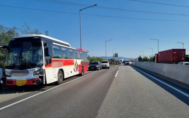 충남 논산시 천안고속도로 상행선 연무IC 인근에서 고속버스와 승용차가 연쇄 추돌하는 사고가 발생했다. /사진=뉴스1