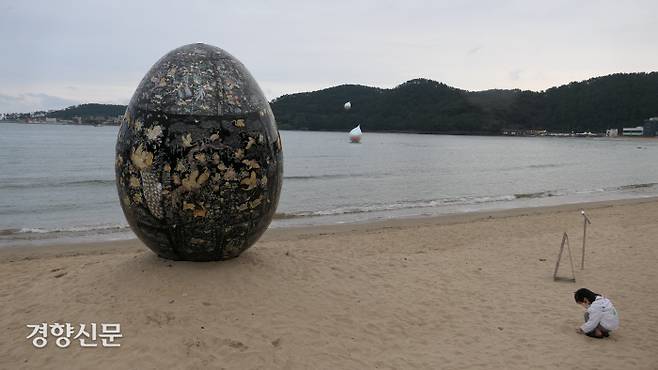 김경화, ‘바다가 들려주는 이야기’, 2021, 자개, 유리섬유 강화 플라스틱, 300 x 220 x 220 cm. 김종목 기자