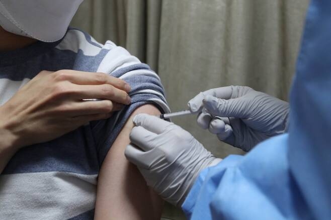 만18~49세 사전예약자를 대상으로 한 코로나19 백신 접종이 시작된 8월26일 서울 관악구의 한 병원에서 시민들이 백신을 접종받고 있다. 사진공동취재단