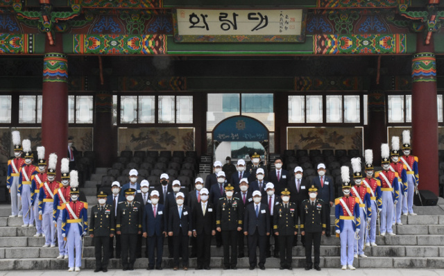 교계 주요 지도자들이 지난 15일 서울 노원구 육군사관학교에서 열린 화랑의식 참관 후 육사 관계자, 생도 대표들과 함께 기념사진을 촬영하고 있다. 여의도순복음교회 제공