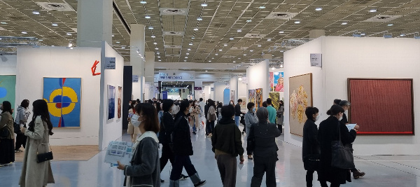 17일 서울 강남구 코엑스에 마련된 미술장터 KIAF 행사장이 마지막 날인데도 관람객들로 북적이고 있다. 특히 MZ세대가 아트페어를 많이 찾으면서 열기를 더했다.