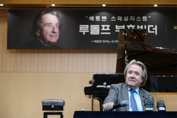 피아니스트 루돌프 부흐빈더가 18일 서울 서초동 코스모스아트홀에서 열린 기자간담회에서 질문에 답하고 있다.  [사진 제공 = 빈체로]