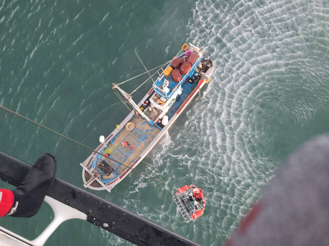 18일 오후 4시 35분께 인천시 옹진군 선미도 인근 해상에서 사고로 전복된 7.93t급 어선 A호의 선원들을 해경이 구조하고 있다. [연합]
