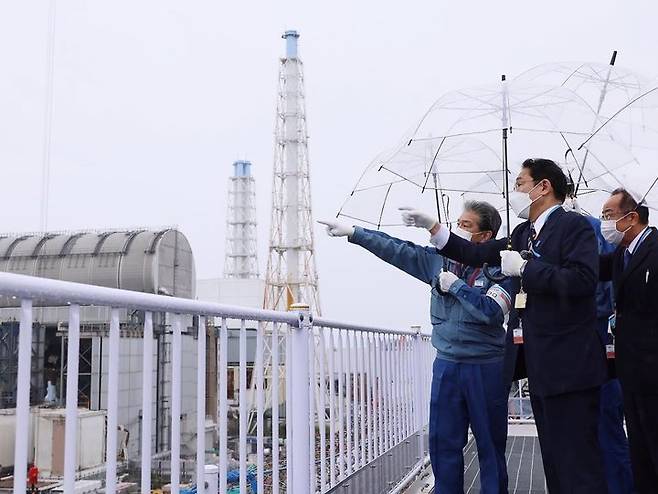 [서울=뉴시스]기시다 후미오 일본 총리가 지난 17일 후쿠시마현 후쿠시마 원자력발전소를 방문해 시찰하고 있다. 사진은 기시다 후미오 트위터(@kishida230) 갈무리. 2021.10.18. *DB 및 재판매 금지