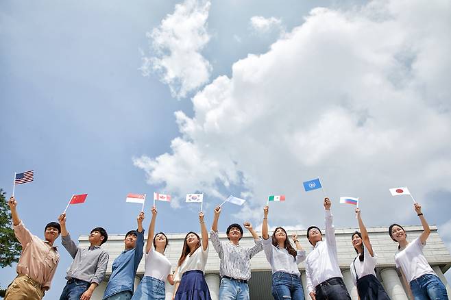 미래에셋 해외교환 장학생들이 기념촬영을 하고 있다. *재판매 및 DB 금지