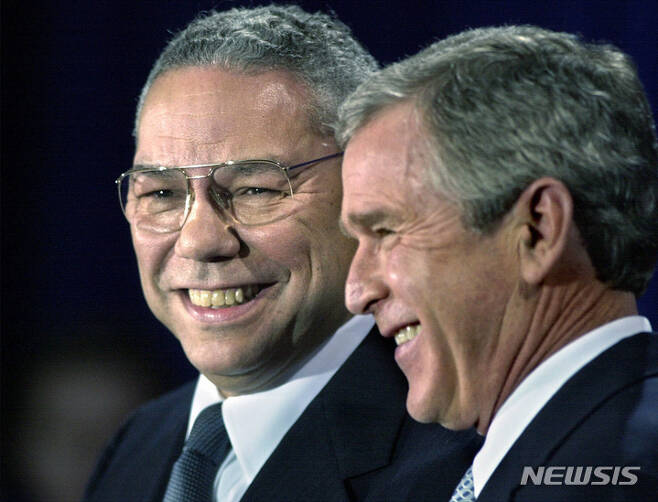 [AP/뉴시스] 2000년 12월 조지 W. 부시 대통령 당선자가 국무장관 피지명자인 파월 장군을 소개하고 있다.