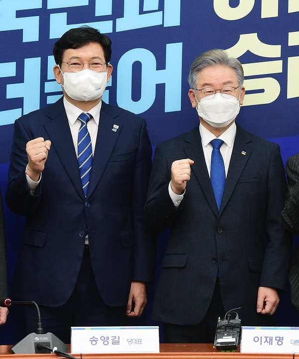 송영길 더불어민주당 대표(사진 왼쪽)와 이재명 민주당 대선 후보. 뉴시스