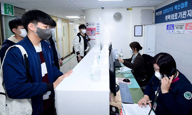 12~17세 소아·청소년에 대한 코로나19 백신 접종이 시작된 18일 서울 양천구 홍익병원에서 학생들이 코로나19 백신접종을 위해 접수하고 있다. 사진공동취재단