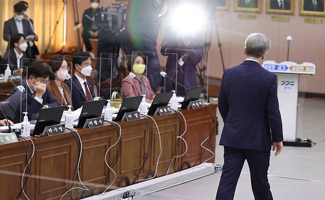 더불어민주당 대선 후보인 이재명 경기도지사가 18일 경기도 수원시 팔달구 경기도청에서 열린 국회 행정안전위원회의 경기도에 대한 국정감사에 참석해 선서문을 전달 한 뒤 야당의원들 앞을 지나고 있다. 뉴스1