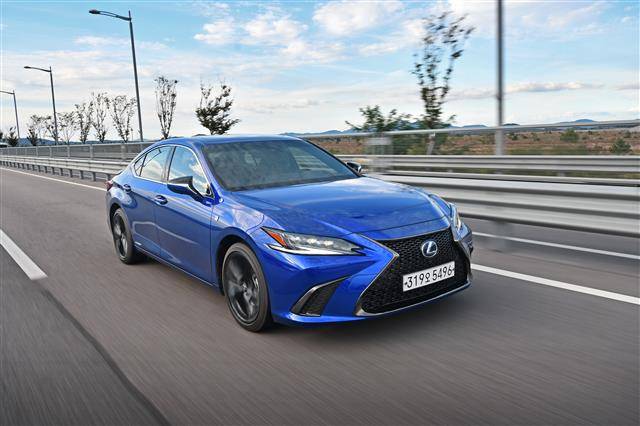 일본 도요타 고급브랜드 렉서스를 대표하는 하이브리드 세단 ‘뉴 ES 300h F SPORT’ 히트 블루 색상 모델이 인천 일대를 달리고 있다. 렉서스코리아 제공