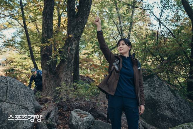 tvN 주말극 ‘지리산’에서 지리산 구조대 레인저 서이강 역을 연기하는 배우 전지현. 사진 tvN
