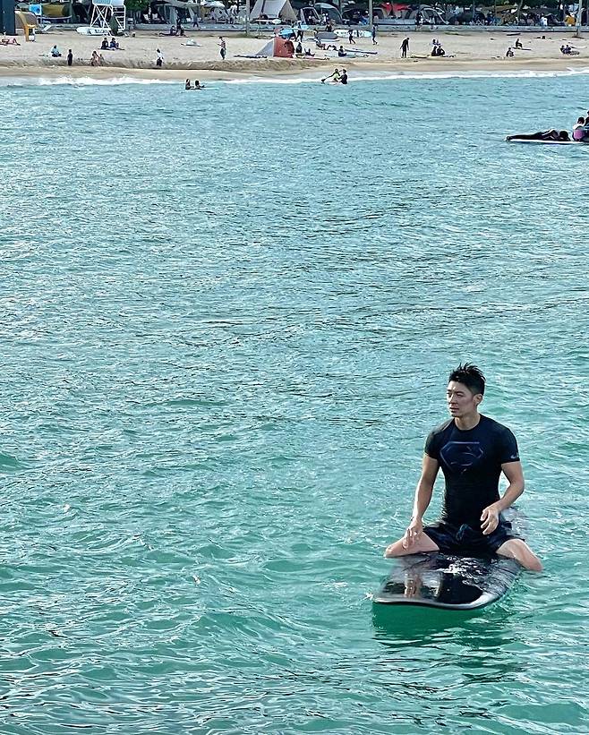 On the morning of the 18th, the team posted a picture on his instagram with an article entitled #Yang Yang Life these days.The team in the photo was posing on a surfboard on the beach of Yang Yang Jukdo in Gangwon Province.Dong Hyun-bae, who encountered this, commented, I got better body and brother, and Kim Ho-young also cheered with applause emoticons.On the other hand, the team, who was born in 1981 and is 40 years old, debuted in 2003 with the release of I Love You and married in February after a long devotion.Photo: Tim Instagram