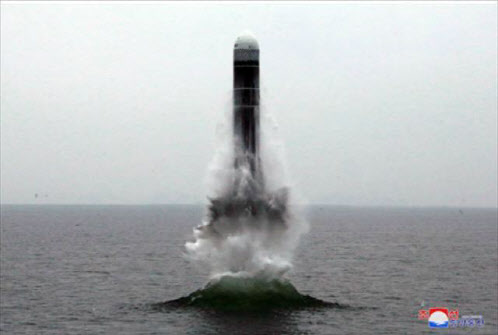 2019년 10월 조선중앙통신 홈페이지를 통해 공개한 북한의 잠수함발사 탄도미사일(SLBM) 북극성-3형 시험 발사 모습(사진=연합뉴스).