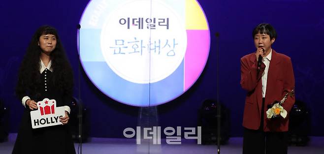 김수정 극단 신세계 연출(오른쪽)과 배우 김보경이 19일 오후 서울 종로구 세종문화회관에서 열린 ‘제8회 이데일리 문화대상’에서 연극부문 최우수상을 수상한 뒤 소감을 말하고 있다. (사진=방인권 기자)