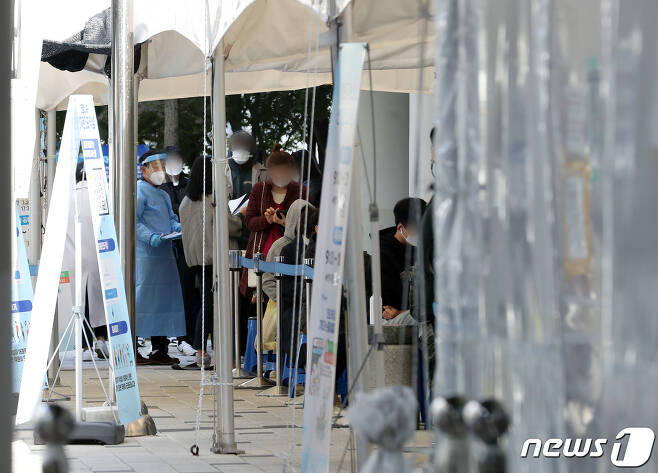 지난 18일 서울 마포구보건소 내 선별진료소에서 시민들이 코로나19 검사를 받기 위해 대기하고 있다/뉴스1 © News1 이동해 기자