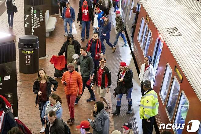 미국 워싱턴D.C 소재 네이비야드-볼파크역에 정차한 열차에서 승객들이 나오고 있다. 2019.10.30 © AFP=뉴스1