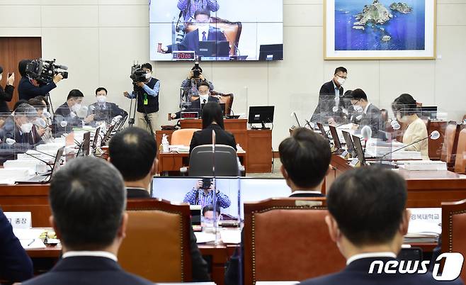 조해진 국회 교육위원장이 19일 서울 여의도 국회에서 열린 교육위원회의 경북대, 부산대 등 지방국립대 및 부속병원에 대한 국정감사에서 의사봉을 두드리고 있다. /뉴스1 © News1 구윤성 기자