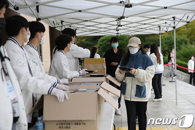 목원대학교 총학생회가 중간고사 기간 학생들에게 도시락과 음료수를 나눠주고 있다. (목원대학교 제공) © 뉴스1