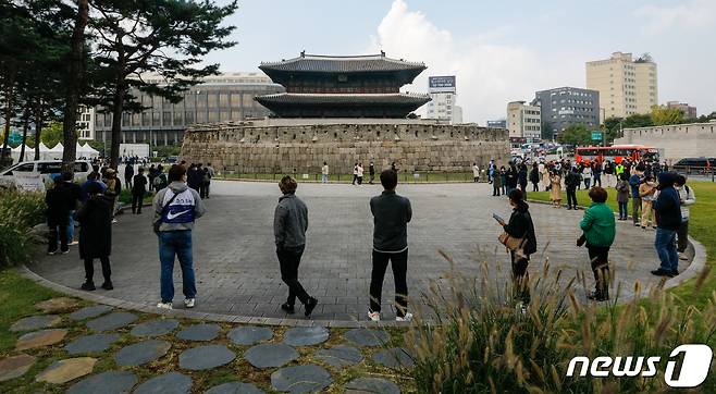 동대문종합시장에서 코로나19 집단 감염이 발생한 19일 서울 종로구 흥인지문 옆에 마련된 찾아가는 선별검사소에서 시민들이 줄 서 있다. 2021.10.19/뉴스1 © News1 안은나 기자