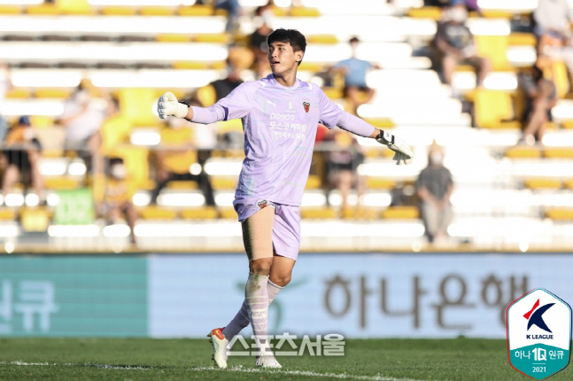 포항 골키퍼 이준이 3일 광주전에서 골킥을 한 뒤 공을 바라보고 있다. 제공 | 한국프로축구연맹