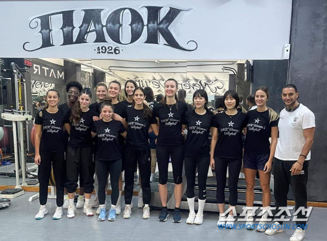 PAOK 구단이 19일 이재영과 다영 자매가 첫 훈련을 했다며 기념 사진을 게재했다. 사진=PAOK 공식 트위터