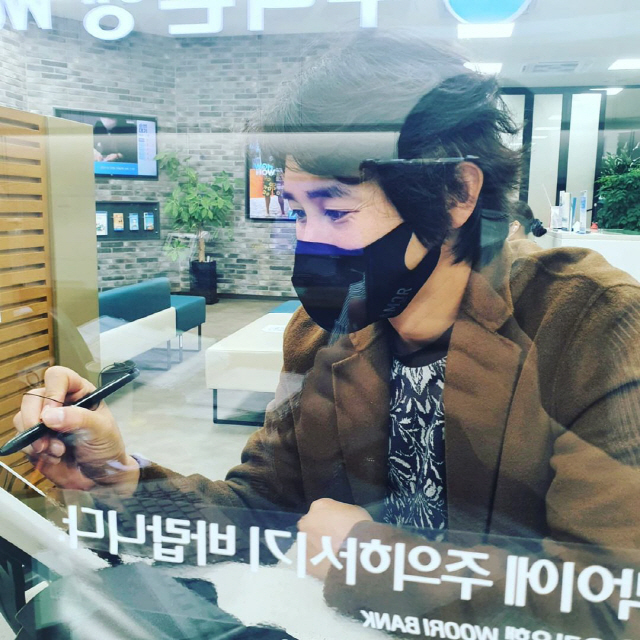 Actor Jung Tae-woo showed a lot of nervousness at World Bank.On the 19th, Jung Tae-woo posted several photos on his instagram saying, It is difficult to get close to World Bank, which is not financially available...In the photo, Jung Tae-woo was sitting at the World Bank window. The serious figure was laughing.Meanwhile, Jung Tae-woo has two sons, a married couple, Jang In-hee, a flight attendant in 2009.Jung Tae-woo Jang In-hees family appeared on SBS Oh My Baby in 2016 and received a lot of love.