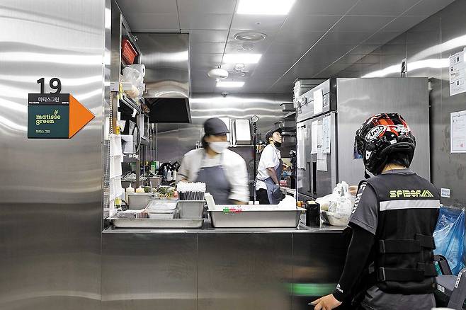서울 지하철 2호선 강남역 인근 ‘고스트키친 강남점’에 입점한 샐러드 전문점 직원들이 음식 배달을 준비하고 있다. /고스트키친 제공