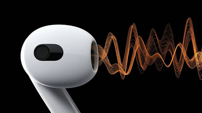 18일(현지시각) 애플이 출시한 무선이어폰인 3세대 에어팟. 사용자 귀 내부 모양에 맞춰 소리를 조정해 최적의 사운드를 제공하는 적응형 EQ가 확대 적용됐다. /애플 행사 캡처