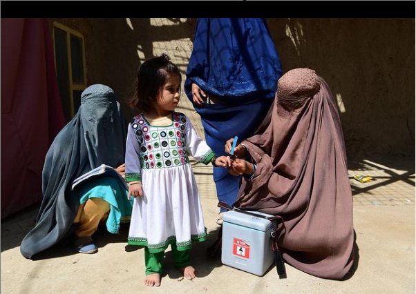 유니세프 아프간 지부가 인스타그램 계정에 올린 어린아이 소아마비 백신접종 사진. /유니세프 아프가니스탄 인스타그램.