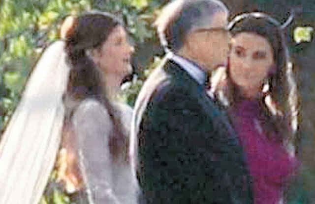 빌 게이츠 미국 마이크로소프트 창업자(가운데)와 5월 이혼한 전 부인 멀린다 프렌치 게이츠(오른쪽)가 16일 장녀 제니퍼(왼쪽)와 나란히 걷고 있다. 트위터 캡처