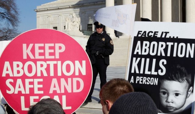 매년 1월 22일을 전후해 워싱턴 연방대법원 건물 앞에서 낙태 지지파와 반대파가 시위를 벌인다. 1973년 1월 22일 미 
대법원은 ‘로 대 웨이드 판결(Roe v. Wade)’에서 “낙태를 처벌하는 법률은 위헌”이라는 기념비적인 결정을 내렸다. 내셔널리뷰