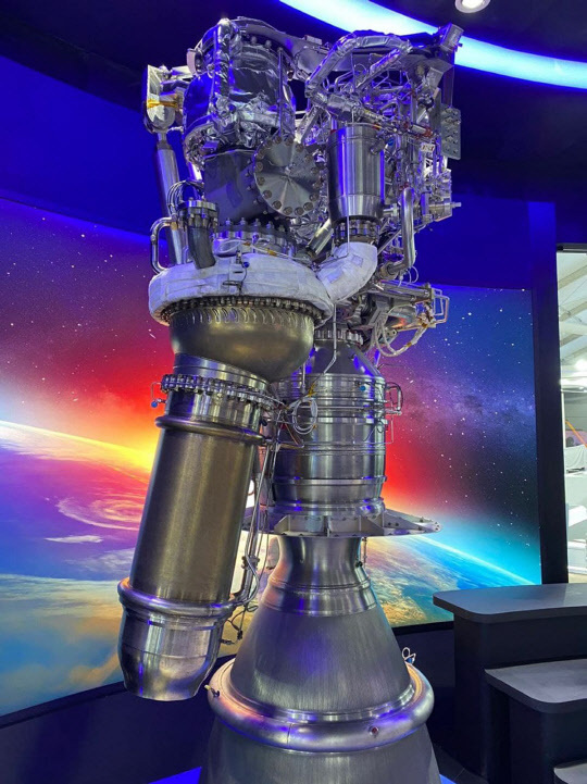 18일 한화가 공개한 75t 액체로켓 엔진 실물 모습. 해당 엔진은 오는 21일 발사되는 누리호의 핵심 장치 중 하나로, 서울 ADEX 2021 전시회에서 일반에 처음 공개됐다. 한화 제공=연합뉴스.