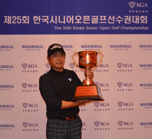 제26회 한국시니어오픈 골프선수권대회가 19일 예선전을 시작으로 20~21일 본선이 진행된다. 사진은 2020 우승자인 유종구 선수의 모습이다. 사진제공=대한골프협회
