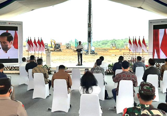15일 현대차그룹과 LG에너지솔루션의 인도네시아 배터리셀 합작공장 착공식이 열린 서부자바 카라왕 산업단지에서 조코 위도도 대통령이 축사하고 있다. 카라왕=연합뉴스