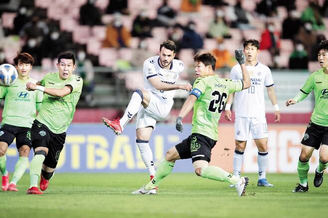 울산 바코(가운데)가 아시아 챔피언스리그 8강전 전북전에서 골을 터트리고 있다.[사진 프로축구연맹]