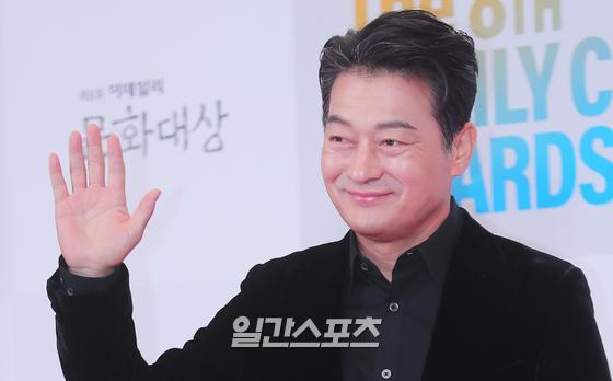 Actor Jo Sung-ha poses at the 8th Daily Culture Red Carpet event held at Sejong Cultural Center in Jongno-gu, Seoul on the afternoon of the 19th.The E-Daily Cultural Awards, which celebrates its 8th anniversary this year, is an awards ceremony to cover performances that have provided laughter and excitement for a year.