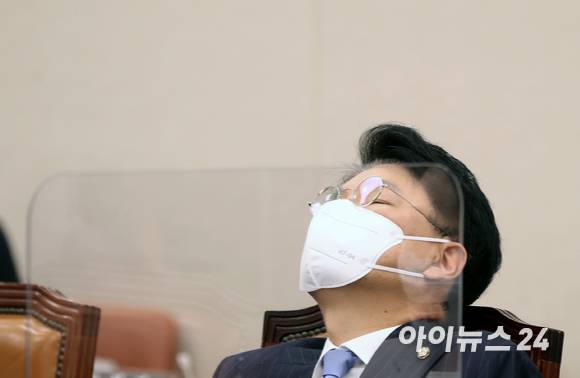 장제원 국민의힘 의원이 아들 노엘(본명 장용준)이 구속 송치된 19일 오전 서울 여의도 국회에서 열린 법제사법위원회의 법제처에 대한 국정감사에서 눈을 감은 채 생각에 잠겨 있다. 무면허 운전과 음주측정 거부·경찰관 폭행 등 혐의로 구속된 장 의원의 아들 노엘은 이날 오전 검찰로 송치됐다.