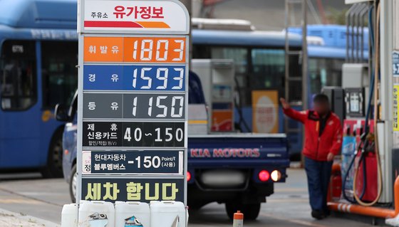서울의 주유소 휘발유 가격이 18일 ℓ당 1800원을 넘어섰다. 뉴스1