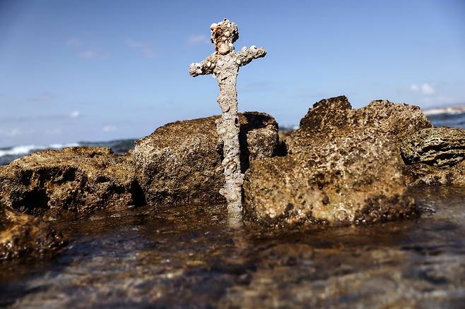 이스라엘 북부 카르멜 해변에서 900년 전 십자군 전쟁 당시 사용했던 것으로 추정되는 검이 발견됐다. 로이터=연합뉴스