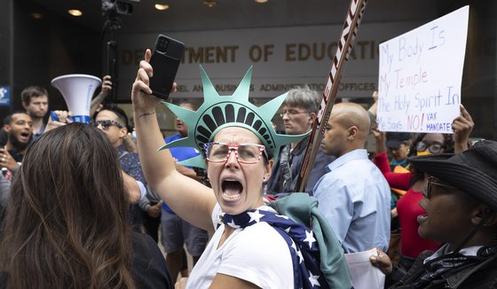 지난 4일(현지시간) 미국 뉴욕 브루클린 자치구의 교육부 앞에서 열린 공립학교 직원들의 코로나19 백신 의무화 반대 시위 현장. [EPA=연합뉴스]