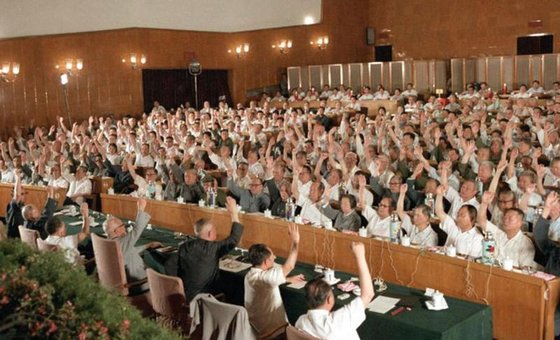 1981년 6월 27일 중국공산당 11기 6중 전회에서 ‘건국이래 당의 약간의 역사 문제에 관한 결의’를 거수로 통과시키고 있다. [아주주간]