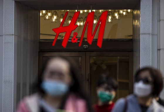 중국 상하이 H&M 매장 모습. 연합뉴스=EPA
