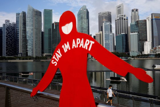 지난달 싱가포르 마리나베이에 설치된 사회적 거리두기를 촉구하는 표지판. 1m 거리두기와 마스크 쓰기 등을 강조하고 있다. 연합뉴스